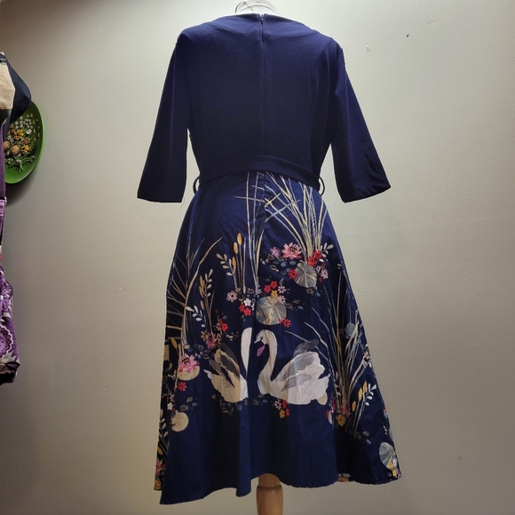 Women's swan dress 1x - Picture 3 of 4